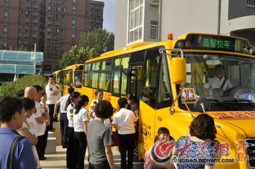 青島首開國際化校車 韓國娃上學(xué)坐上大鼻子 青島首開國際化校車 韓國娃上學(xué)坐上大鼻子