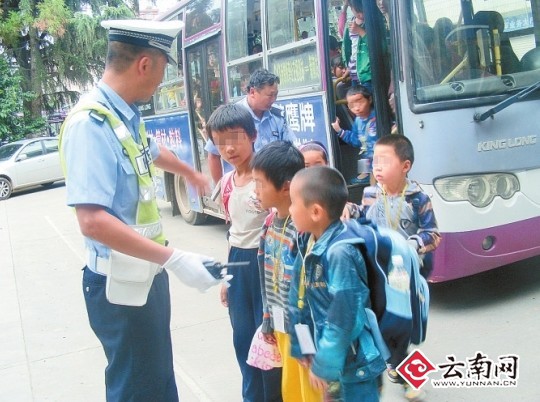 設計臺詞：乖，按順序下來排好隊。