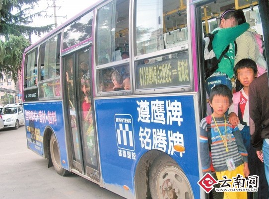 設計臺詞：娃娃些，你們是咋擠進去的呀？ 交警供圖