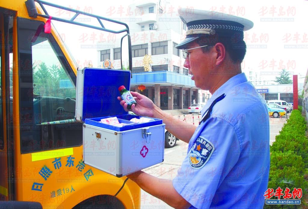 民警對隨車急救箱物品進行檢查。