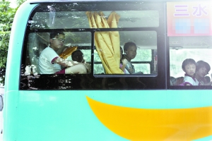 7月上旬，粵景公司為三水實驗小學的學生提供上下學接送服務。