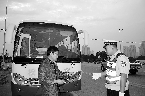 無資質竟運營 違規校車被扣