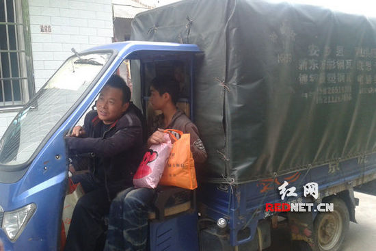 (三輪車違法搭載中小學生。)