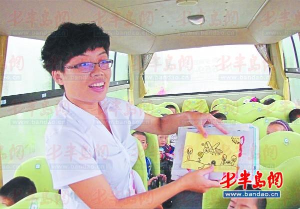 校車(chē)隨車(chē)照管員劉芳展示她收到的教師節(jié)禮物瑯琊臺(tái)小學(xué)的學(xué)生們親手畫(huà)的畫(huà)。