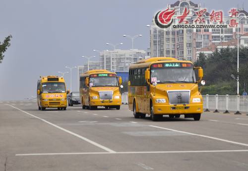 國(guó)際無車日探班青島專業(yè)校車 家長(zhǎng)學(xué)生都夸好
