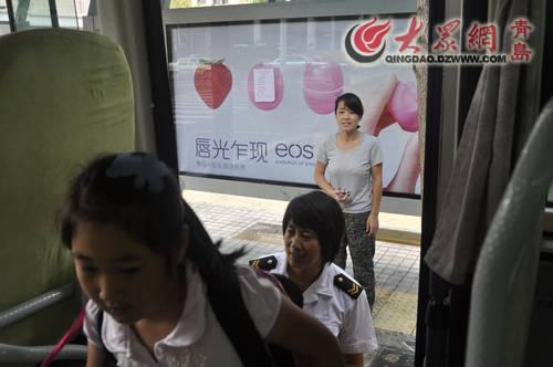 國(guó)際無車日探班青島專業(yè)校車 家長(zhǎng)學(xué)生都夸好