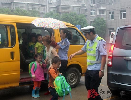 民警對學(xué)生進(jìn)行轉(zhuǎn)運(yùn)。