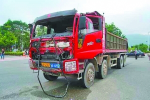 泥頭車校車相撞 10學生死傷