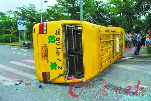 校車被撞側翻。 記者軒慧 攝