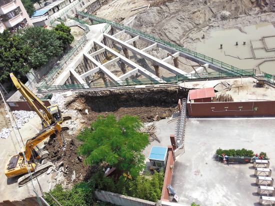 校車滿載學生剛離開學校門口突然塌大坑