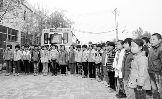 蘭州城關(guān)交警大隊民警檢查校車設(shè)施配備/ 蘭州城關(guān)交警大隊民警檢查校車設(shè)施配備