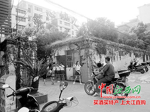 家長(zhǎng)騎車(chē)送孩子上幼兒園