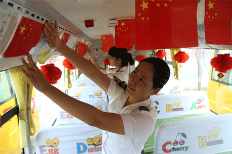 大鼻子校車掛滿國旗迎國慶 校車娃娃敬禮 大鼻子校車掛滿國旗迎國慶 校車娃娃敬禮