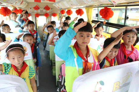 大鼻子校車掛滿國旗迎國慶 校車娃娃敬禮 大鼻子校車掛滿國旗迎國慶 校車娃娃敬禮