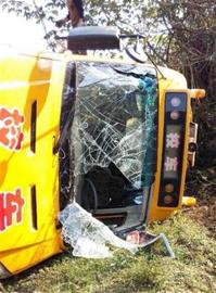 湖南岳陽校車側翻致3名學生受傷 因司機操作不當 湖南岳陽校車側翻致3名學生受傷 因司機操作不當
