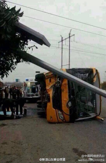 山東青島一校車發(fā)生車禍側(cè)翻 司機(jī)當(dāng)場身亡 山東青島一校車發(fā)生車禍側(cè)翻 司機(jī)當(dāng)場身亡