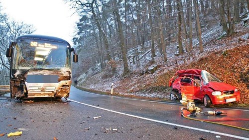 德國一校車與轎車相撞 致1死25傷(圖)