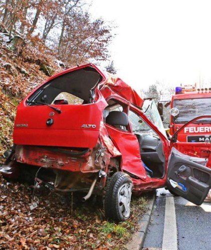 德國一校車與轎車相撞 致1死25傷(圖)