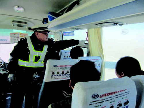 德州公安交警 20天查處4550余起交通違法行為 執勤交警現場檢查客運車輛安全設施