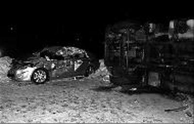 警察開(kāi)警車阻擋卡車撞上校車 舍身救93名兒童 警察開(kāi)警車阻擋卡車撞上校車 舍身救93名兒童