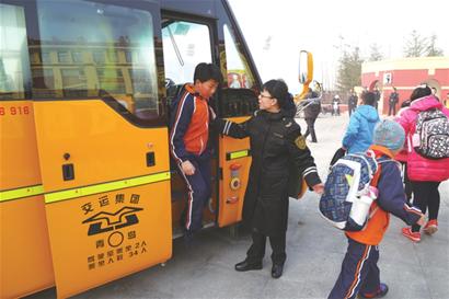 昨日是新學期開學第一天，1600余輛交運溫馨校車上線運行。