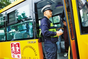 深圳開學首日 交警嚴查校車