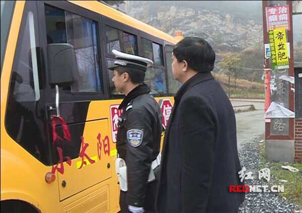 交警與校車辦聯合查處未取得標牌校車