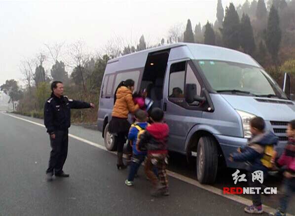 交警轉移車上學生