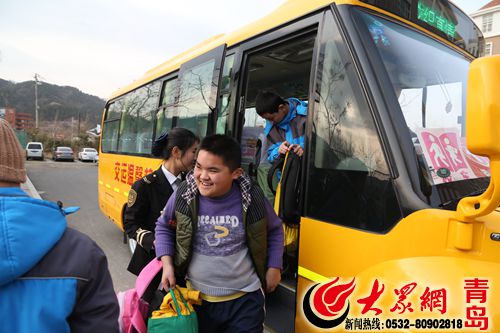 大鼻子校車進特教學校 22名特殊學生坐上校車