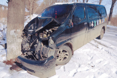 幼兒園校車撞大樹 幸虧車里沒孩子