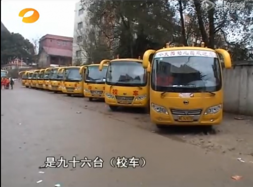 邵陽市綏寧縣小學(xué)生擠“鐵籠校車” 一車裝30人