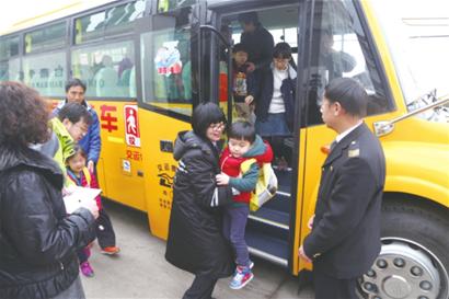 10輛“大鼻子”開進民辦學校 本報訊 青島財經日報/青島財經網記者 宋大偉 通訊員 譚喬之 張文慧