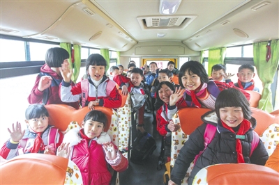 農(nóng)村學(xué)生上學(xué)路遭遇“真空地帶” 農(nóng)村學(xué)生上學(xué)路遭遇“真空地帶”