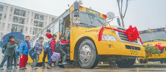 農(nóng)村學(xué)生上學(xué)路遭遇“真空地帶” 農(nóng)村學(xué)生上學(xué)路遭遇“真空地帶”
