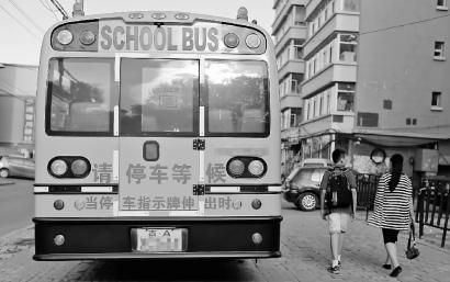 長春小學校車制度引爭議: 四年級以上學生才能乘坐 停在街邊的校車。隨著新學期的開始,很多家長發(fā)現(xiàn)校車被取消了 新文化記者 孫立國 攝