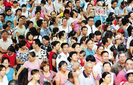 是誰“踩住”了 校車的剎車? 海口金盤實(shí)驗(yàn)學(xué)校門口接送孩子的家長。記者 劉孫謀 攝