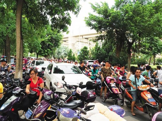 是誰“踩住”了 校車的剎車? 秋季開學(xué)時,海師附小前擠滿了接送孩子的各類車輛。 記者 洪寶光 攝