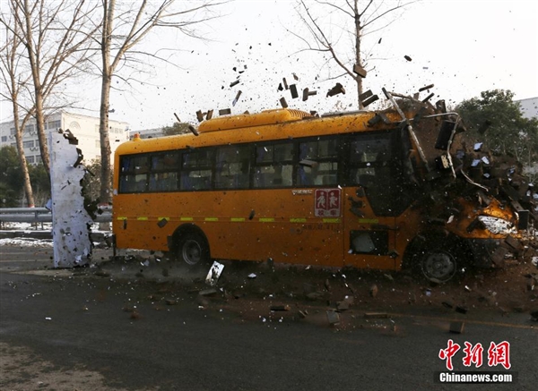 直擊國(guó)內(nèi)校車安全測(cè)試：高速撞墻而過(guò)不壞