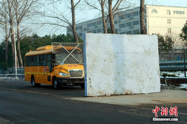 直擊國(guó)內(nèi)校車安全測(cè)試：高速撞墻而過(guò)不壞