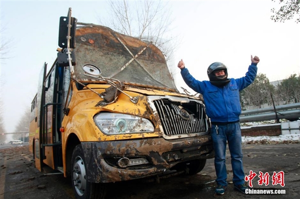 直擊國(guó)內(nèi)校車安全測(cè)試：高速撞墻而過(guò)不壞