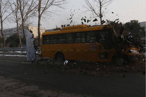 客戶見證第一碰 宇通校車成功挑戰(zhàn)撞墻測(cè)試