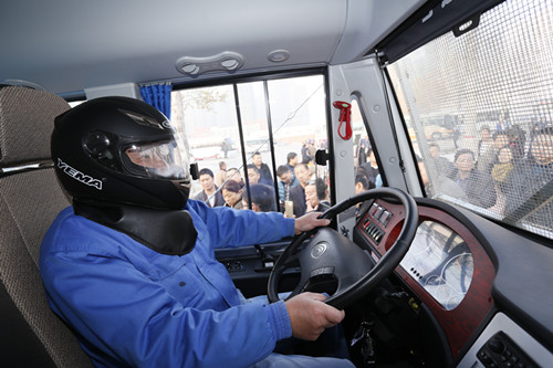 客戶見證第一碰 宇通校車成功挑戰(zhàn)撞墻測(cè)試