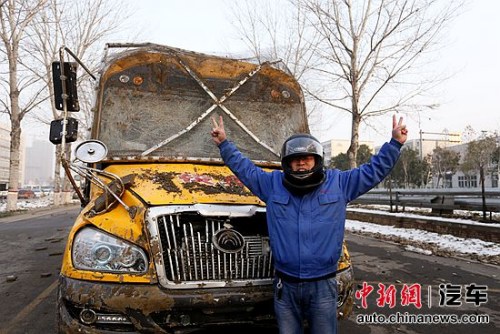 撞擊后能正常開啟車門 宇通校車成功挑戰撞墻測試 撞擊后能正常開啟車門 宇通校車成功挑戰撞墻測試