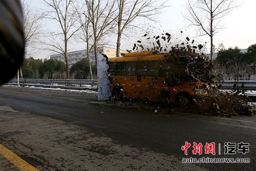 撞擊后能正常開啟車門 宇通校車成功挑戰撞墻測試 撞擊后能正常開啟車門 宇通校車成功挑戰撞墻測試