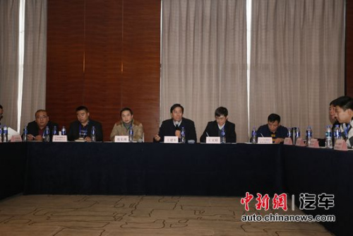 撞擊后能正常開啟車門 宇通校車成功挑戰撞墻測試 撞擊后能正常開啟車門 宇通校車成功挑戰撞墻測試