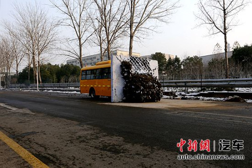 撞擊后能正常開啟車門 宇通校車成功挑戰撞墻測試 撞擊后能正常開啟車門 宇通校車成功挑戰撞墻測試