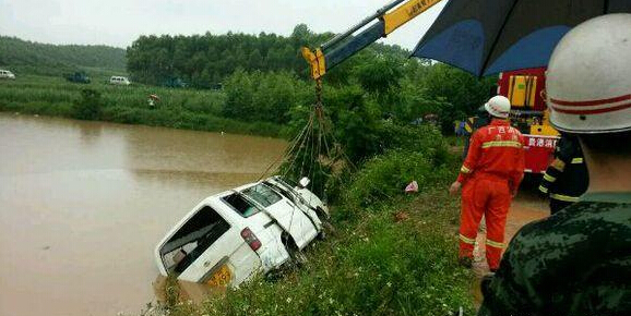 不完全統(tǒng)計(jì)顯示：校車事故4年43起 多個(gè)家庭支離破碎