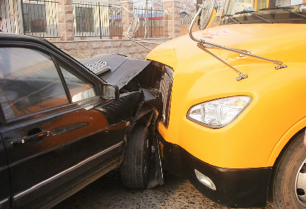 男子駕車撞上校車棄車逃逸 將被拘留15日罰款2000元