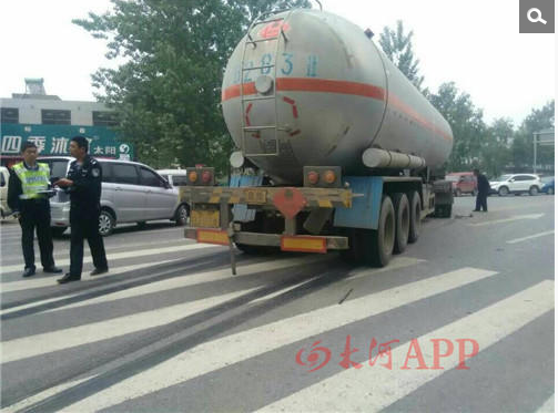 校車與罐車相撞1死14傷 多輛過路私家車伸援手