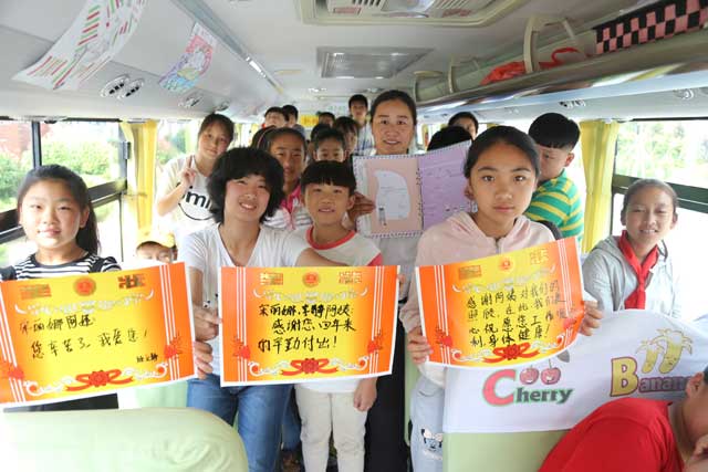 校車司機的“畢業(yè)典禮”——溫馨一幕